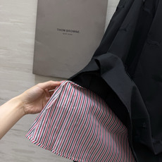 Thom brown♡²⁶同系列腊肠犬刺绣半裙🖤满幅低调暗绣 不张扬却处处藏着细节 流畅A字大摆剪裁 散开弧度优雅大方 Thom brown♡²⁶同系列腊肠犬刺绣半裙🖤满幅低调暗绣 不张扬却处处藏着细节 流畅A字大摆剪裁 散开弧度优雅大方