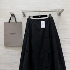 Thom brown♡²⁶同系列腊肠犬刺绣半裙🖤满幅低调暗绣 不张扬却处处藏着细节 流畅A字大摆剪裁 散开弧度优雅大方 Thom brown♡²⁶同系列腊肠犬刺绣半裙🖤满幅低调暗绣 不张扬却处处藏着细节 流畅A字大摆剪裁 散开弧度优雅大方