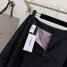 Thom brown♡²⁶同系列腊肠犬刺绣半裙🖤满幅低调暗绣 不张扬却处处藏着细节 流畅A字大摆剪裁 散开弧度优雅大方 Thom brown♡²⁶同系列腊肠犬刺绣半裙🖤满幅低调暗绣 不张扬却处处藏着细节 流畅A字大摆剪裁 散开弧度优雅大方