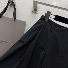 Thom brown♡²⁶同系列腊肠犬刺绣半裙🖤满幅低调暗绣 不张扬却处处藏着细节 流畅A字大摆剪裁 散开弧度优雅大方 Thom brown♡²⁶同系列腊肠犬刺绣半裙🖤满幅低调暗绣 不张扬却处处藏着细节 流畅A字大摆剪裁 散开弧度优雅大方