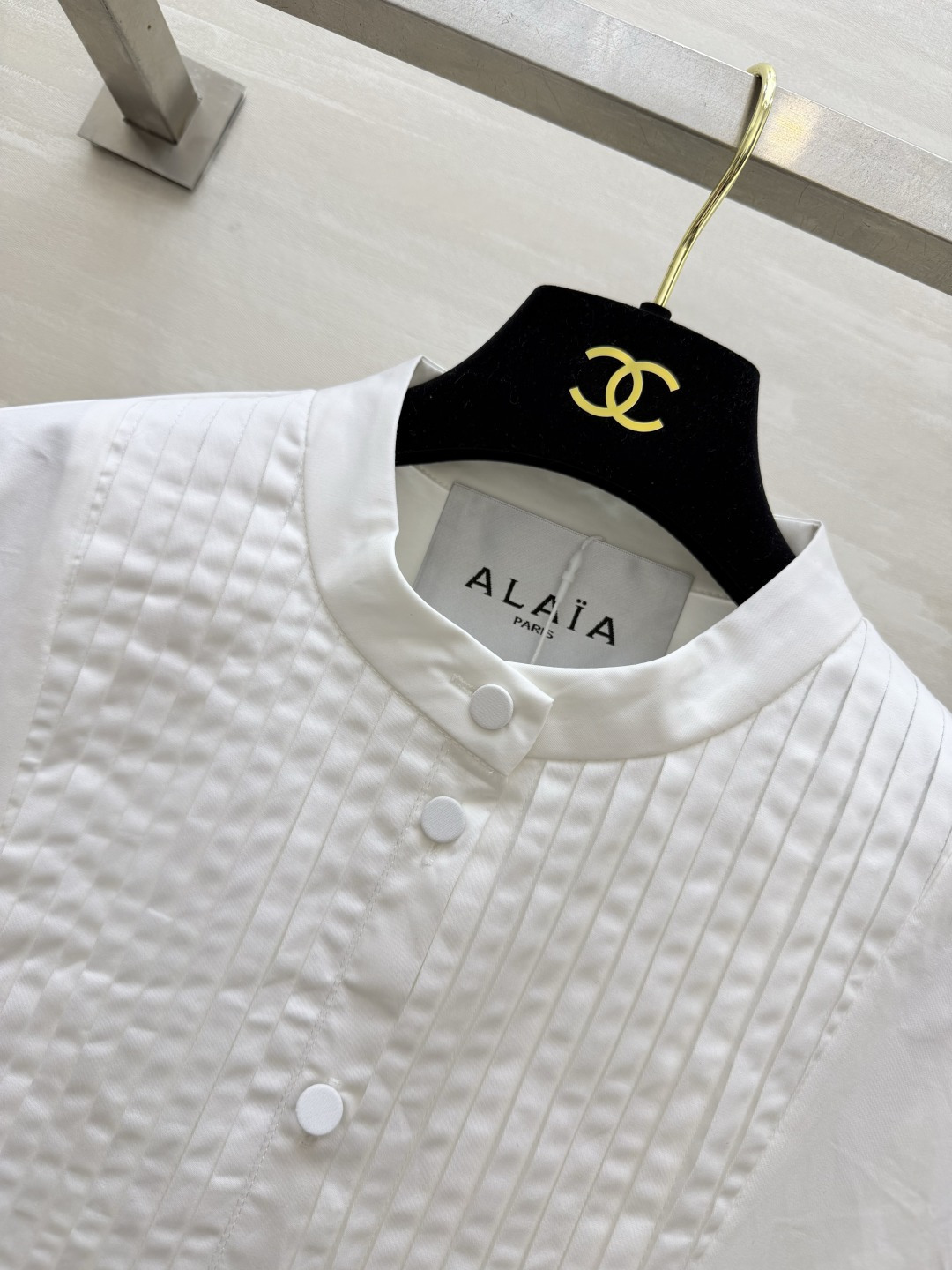 Alaia²⁶立领风琴褶白色长袖衬衫 精致前胸压褶｜立体收腰剪裁 圆弧下摆 修饰腰线 挺括版型 通勤百搭 高品质定制 现