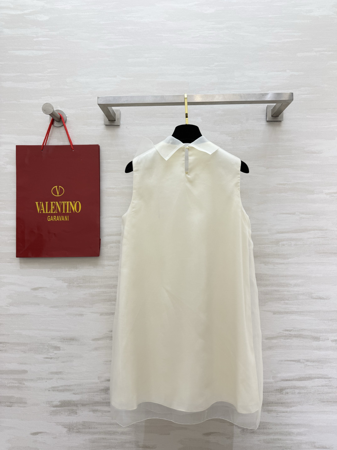 #Valentin♡²⁶欧根纱钉珠无袖连衣裙 人间富贵花本花 把温柔与贵气焊在身上 欧根纱自带朦胧柔光感 领口飘带设计灵