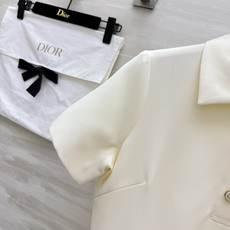 Dio♡²⁶经典赫本风收腰连衣裙|利落小翻领 半开襟金属扣 简约自带高级感 短袖剪裁修饰手臂 高腰收褶大裙摆藏肉显瘦 顺 Dio♡²⁶经典赫本风收腰连衣裙|利落小翻领 半开襟金属扣 简约自带高级感 短袖剪裁修饰手臂 高腰收褶大裙摆藏肉显瘦 顺