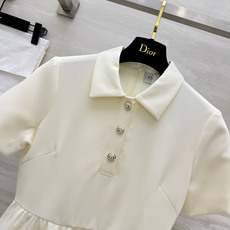 Dio♡²⁶经典赫本风收腰连衣裙|利落小翻领 半开襟金属扣 简约自带高级感 短袖剪裁修饰手臂 高腰收褶大裙摆藏肉显瘦 顺 Dio♡²⁶经典赫本风收腰连衣裙|利落小翻领 半开襟金属扣 简约自带高级感 短袖剪裁修饰手臂 高腰收褶大裙摆藏肉显瘦 顺