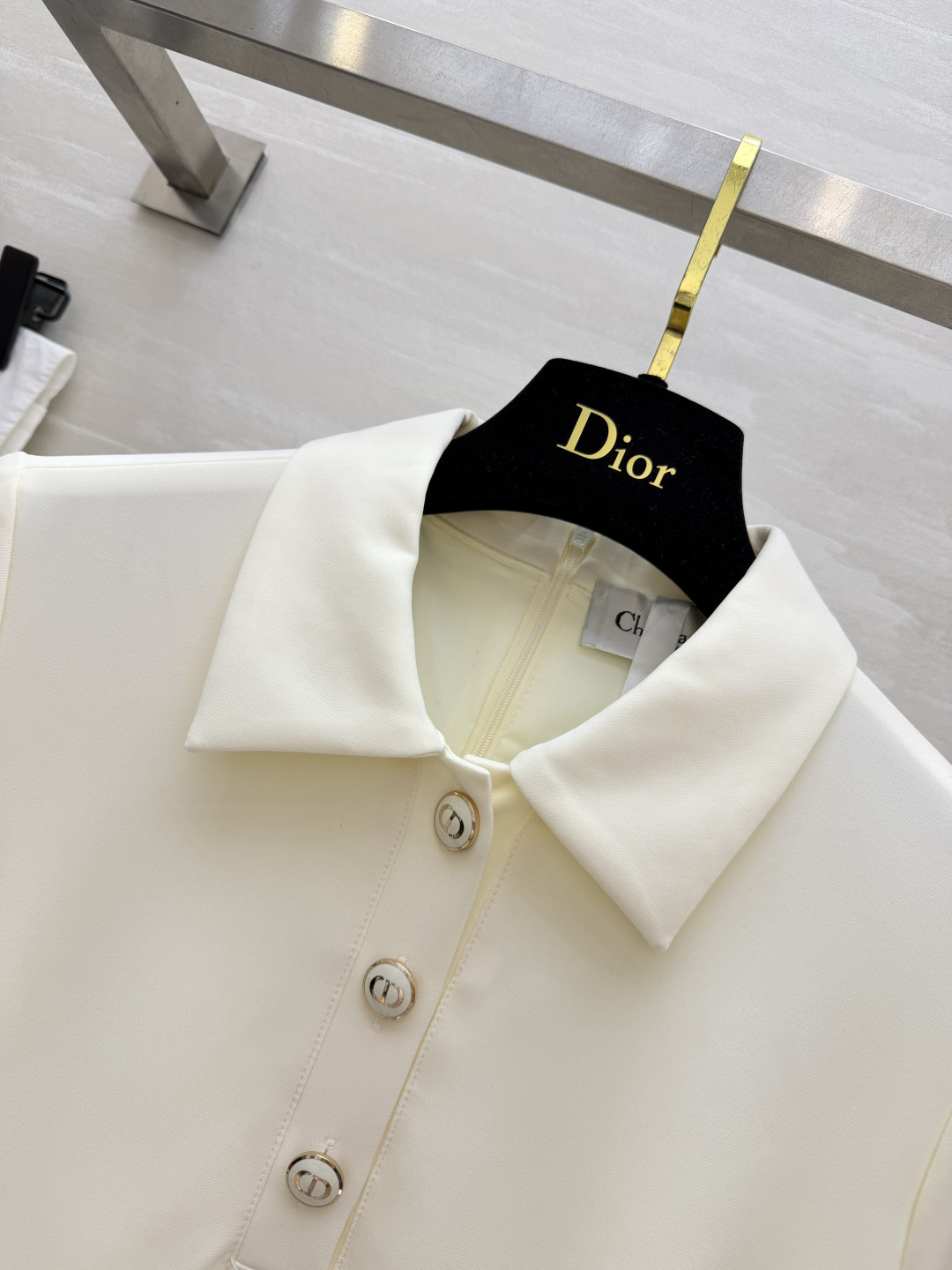 Dio♡²⁶经典赫本风收腰连衣裙|利落小翻领 半开襟金属扣 简约自带高级感 短袖剪裁修饰手臂 高腰收褶大裙摆藏肉显瘦 顺 Dio♡²⁶经典赫本风收腰连衣裙|利落小翻领 半开襟金属扣 简约自带高级感 短袖剪裁修饰手臂 高腰收褶大裙摆藏肉显瘦 顺