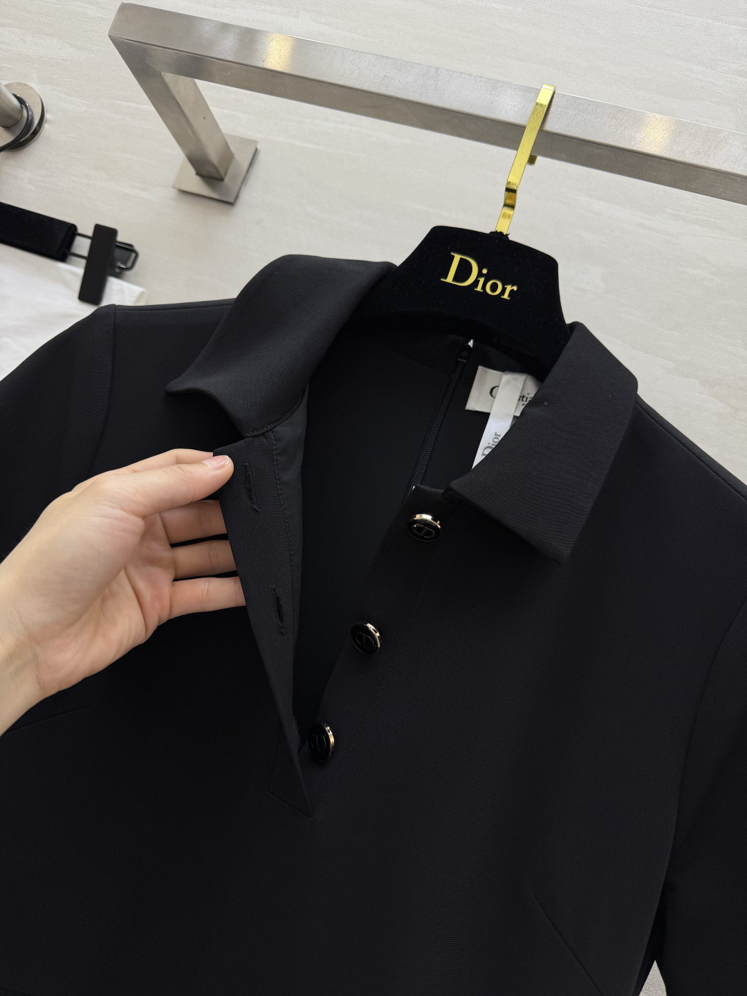 Dio♡²⁶经典赫本风收腰连衣裙|利落小翻领 半开襟金属扣 简约自带高级感 短袖剪裁修饰手臂 高腰收褶大裙摆藏肉显瘦 顺 Dio♡²⁶经典赫本风收腰连衣裙|利落小翻领 半开襟金属扣 简约自带高级感 短袖剪裁修饰手臂 高腰收褶大裙摆藏肉显瘦 顺