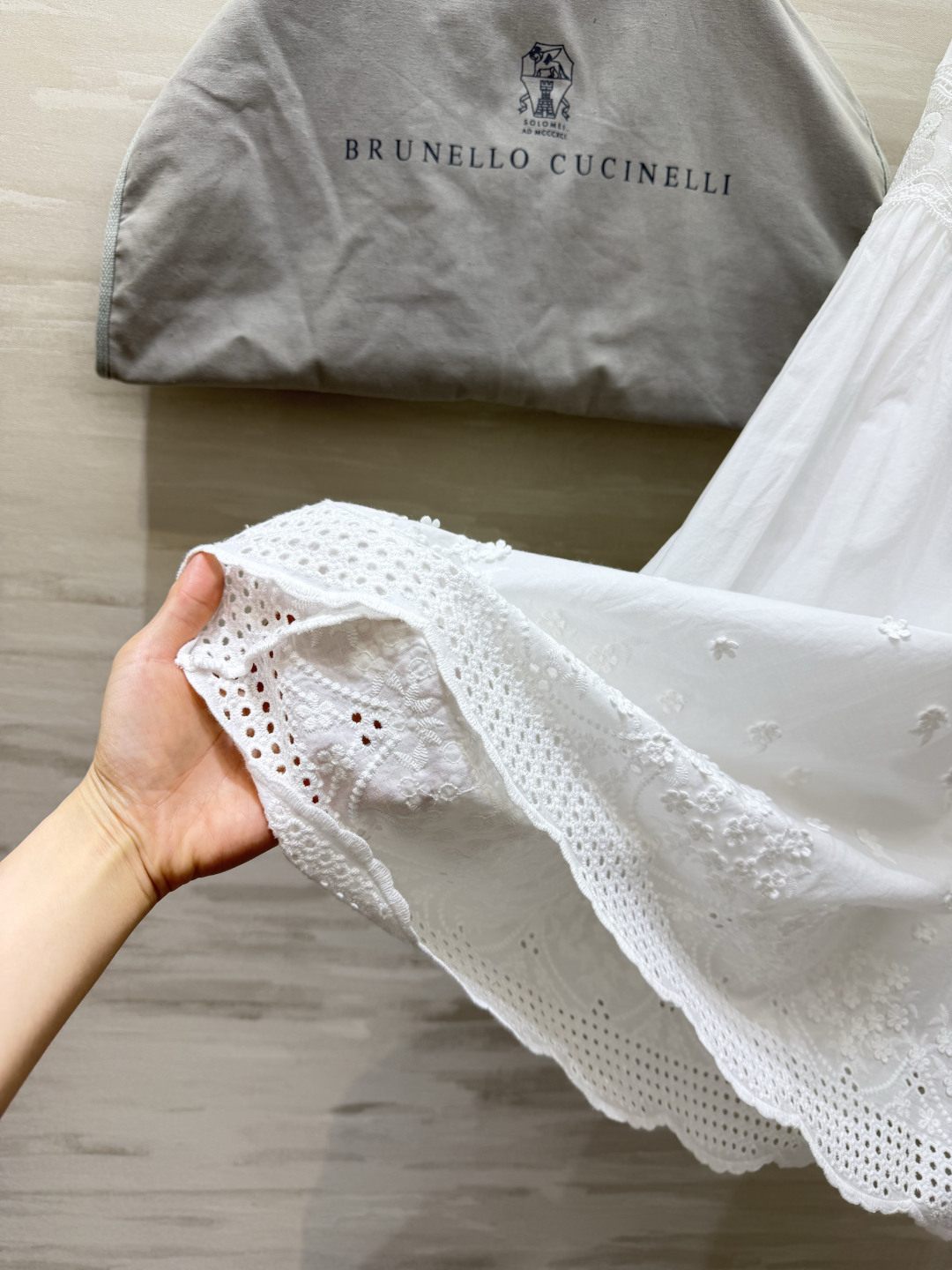 Brunello Cucinell♡²⁶重工刺绣白半裙｜把浪漫穿在身上🌿精选柔软棉料 腰头抽绳松紧设计 不挑腰围 中段镂