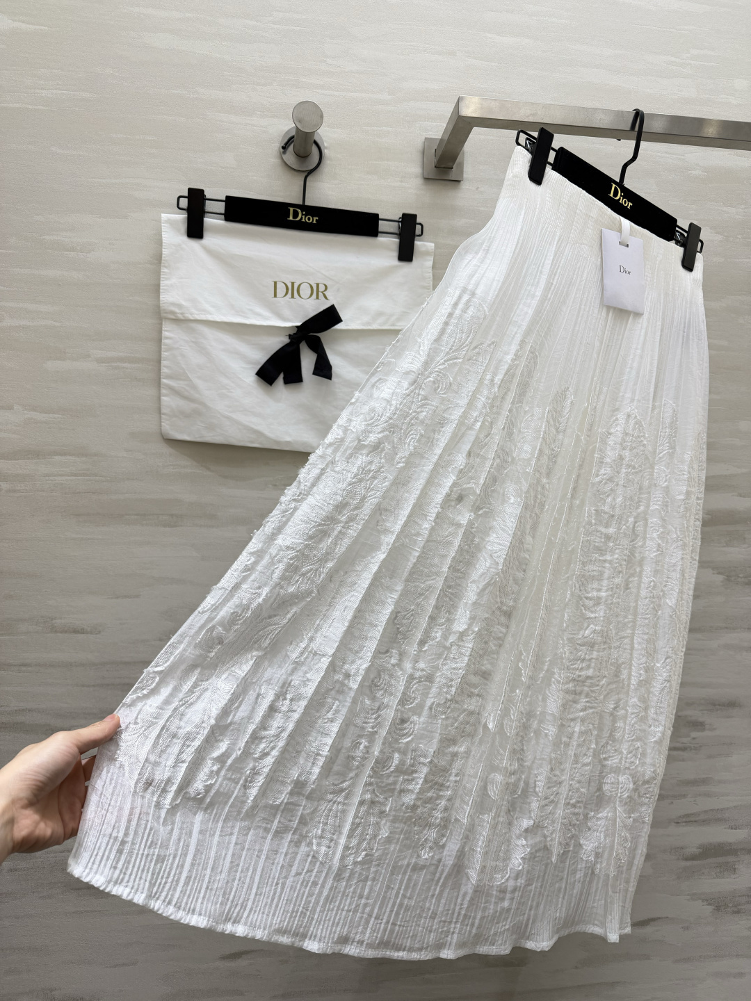 DIO♡²⁶法式重工半裙✨ 重工立体浮雕提花面料 肌理感满满 高腰松紧腰 不挑腰围 藏肉显瘦 百褶压褶垂坠顺滑 走动自带
