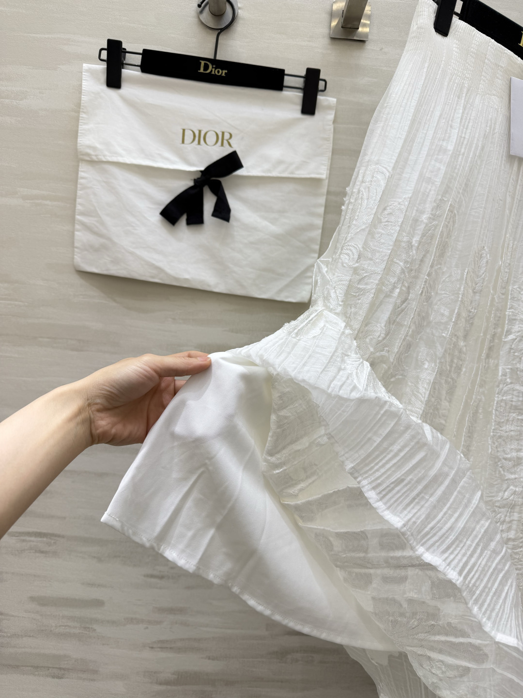 DIO♡²⁶法式重工半裙✨ 重工立体浮雕提花面料 肌理感满满 高腰松紧腰 不挑腰围 藏肉显瘦 百褶压褶垂坠顺滑 走动自带