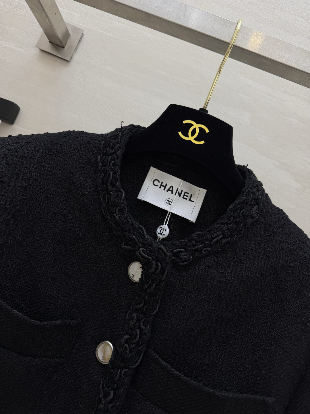 Chane♡²⁶🖤经典圆领黑色外套 粗花呢面料｜编织花边领边袖口 开模双C质感排扣 四袋设计 永不过时 常年实穿 高品质