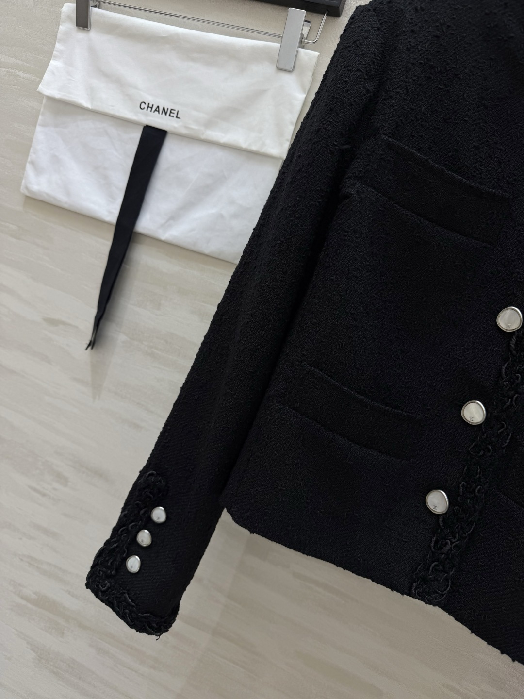Chane♡²⁶🖤经典圆领黑色外套 粗花呢面料｜编织花边领边袖口 开模双C质感排扣 四袋设计 永不过时 常年实穿 高品质