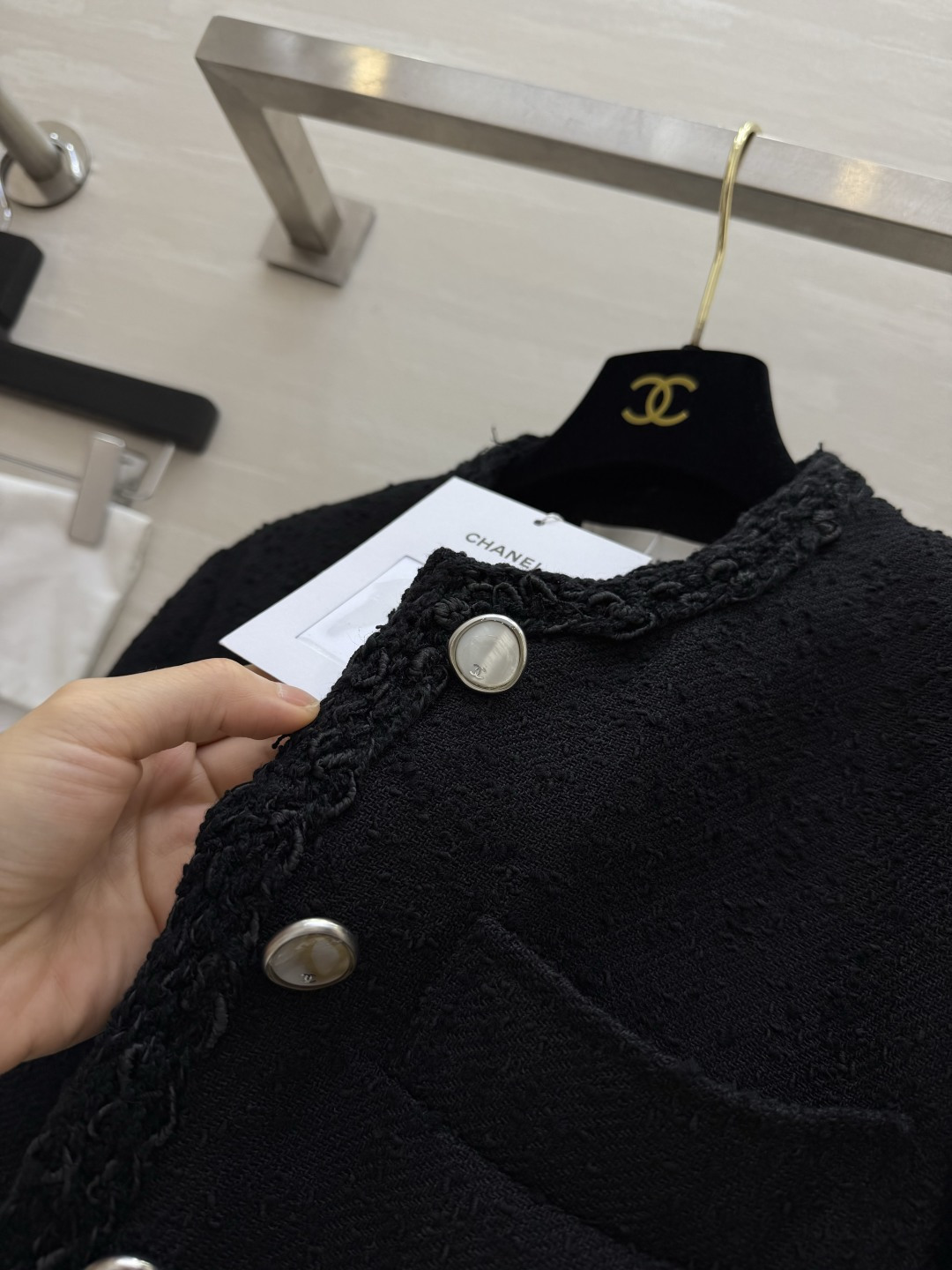 Chane♡²⁶🖤经典圆领黑色外套 粗花呢面料｜编织花边领边袖口 开模双C质感排扣 四袋设计 永不过时 常年实穿 高品质