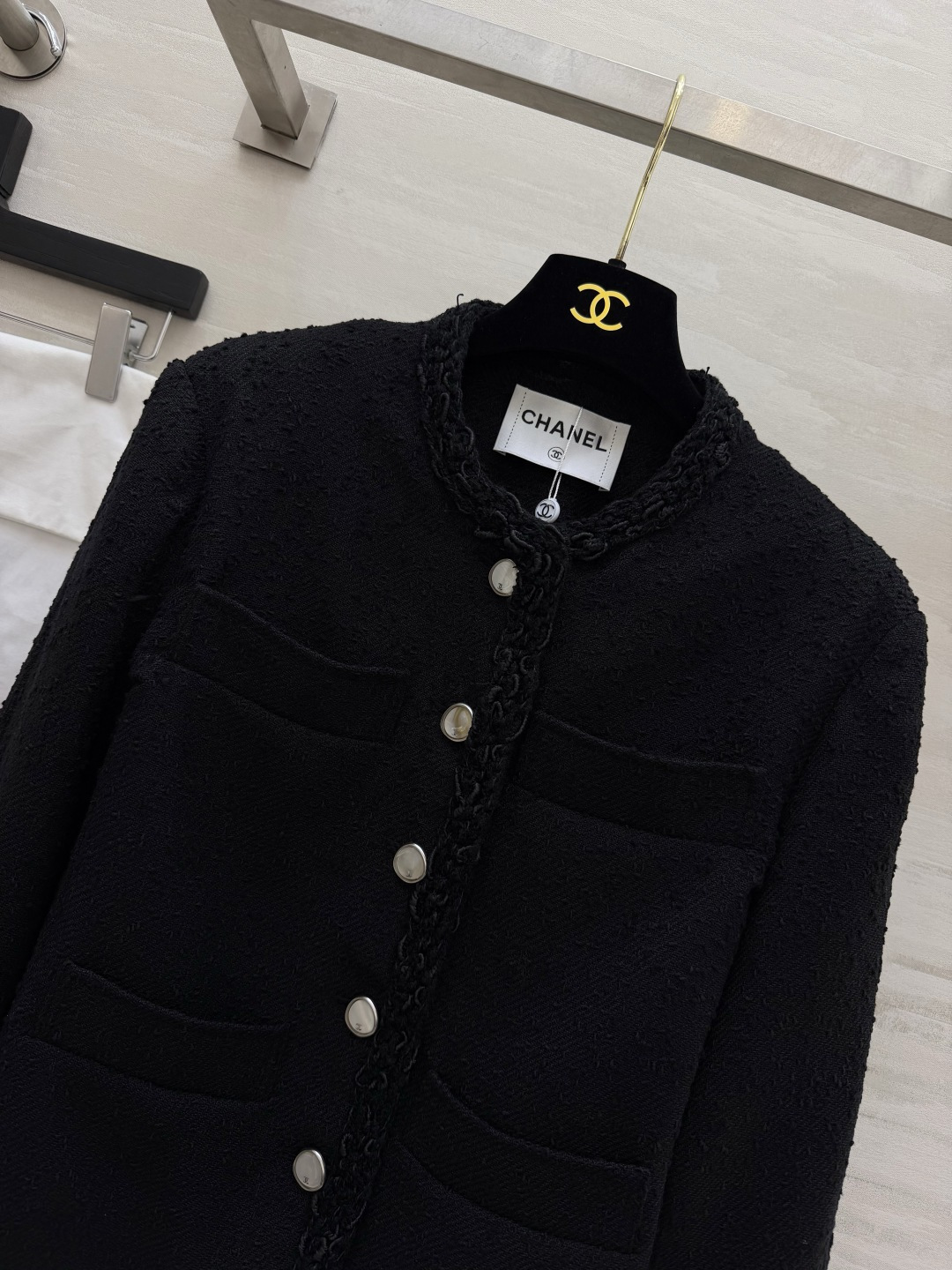 Chane♡²⁶🖤经典圆领黑色外套 粗花呢面料｜编织花边领边袖口 开模双C质感排扣 四袋设计 永不过时 常年实穿 高品质