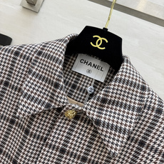 Chane♡²⁶复古格纹短外套🤎经典棕白格纹 自带复古滤镜 利落小翻领 单颗精致金属扣作为视觉亮点 短款截断衣长 下摆毛 Chane♡²⁶复古格纹短外套🤎经典棕白格纹 自带复古滤镜 利落小翻领 单颗精致金属扣作为视觉亮点 短款截断衣长 下摆毛