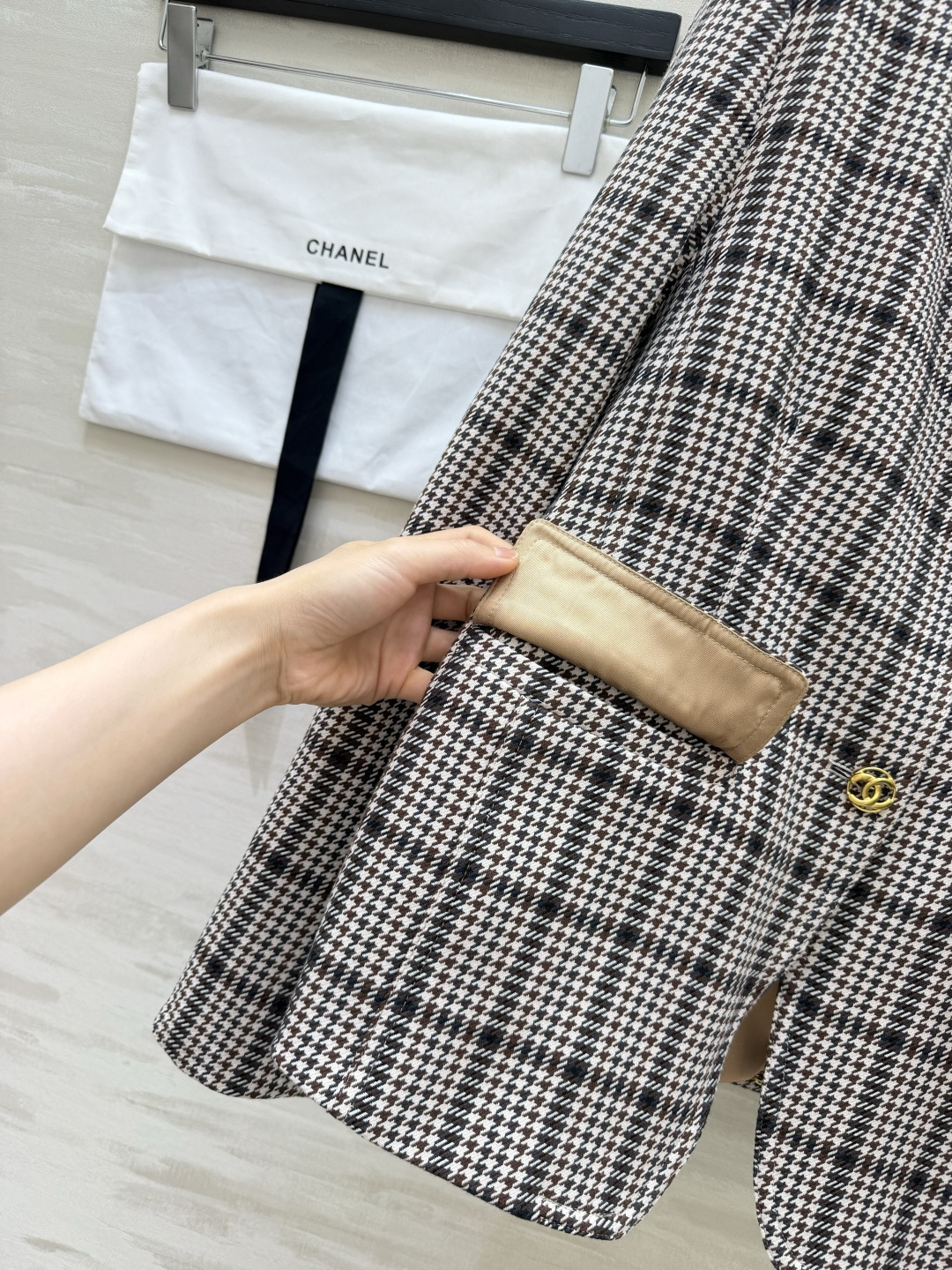 Chane♡²⁶🤎千鸟格圆领外套 棕调复古格纹｜金扣点缀 翻盖口袋 合身利落版型 通勤休闲都适配！高品质定制 现货首发s
