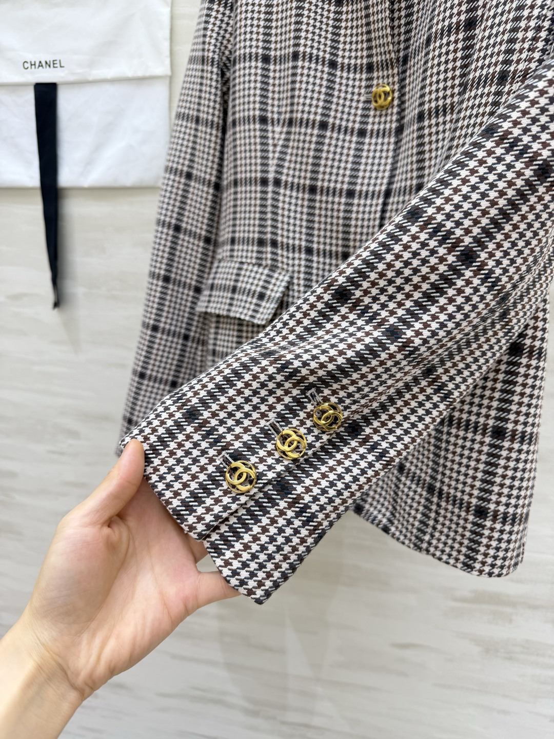 Chane♡²⁶🤎千鸟格圆领外套 棕调复古格纹｜金扣点缀 翻盖口袋 合身利落版型 通勤休闲都适配！高品质定制 现货首发s