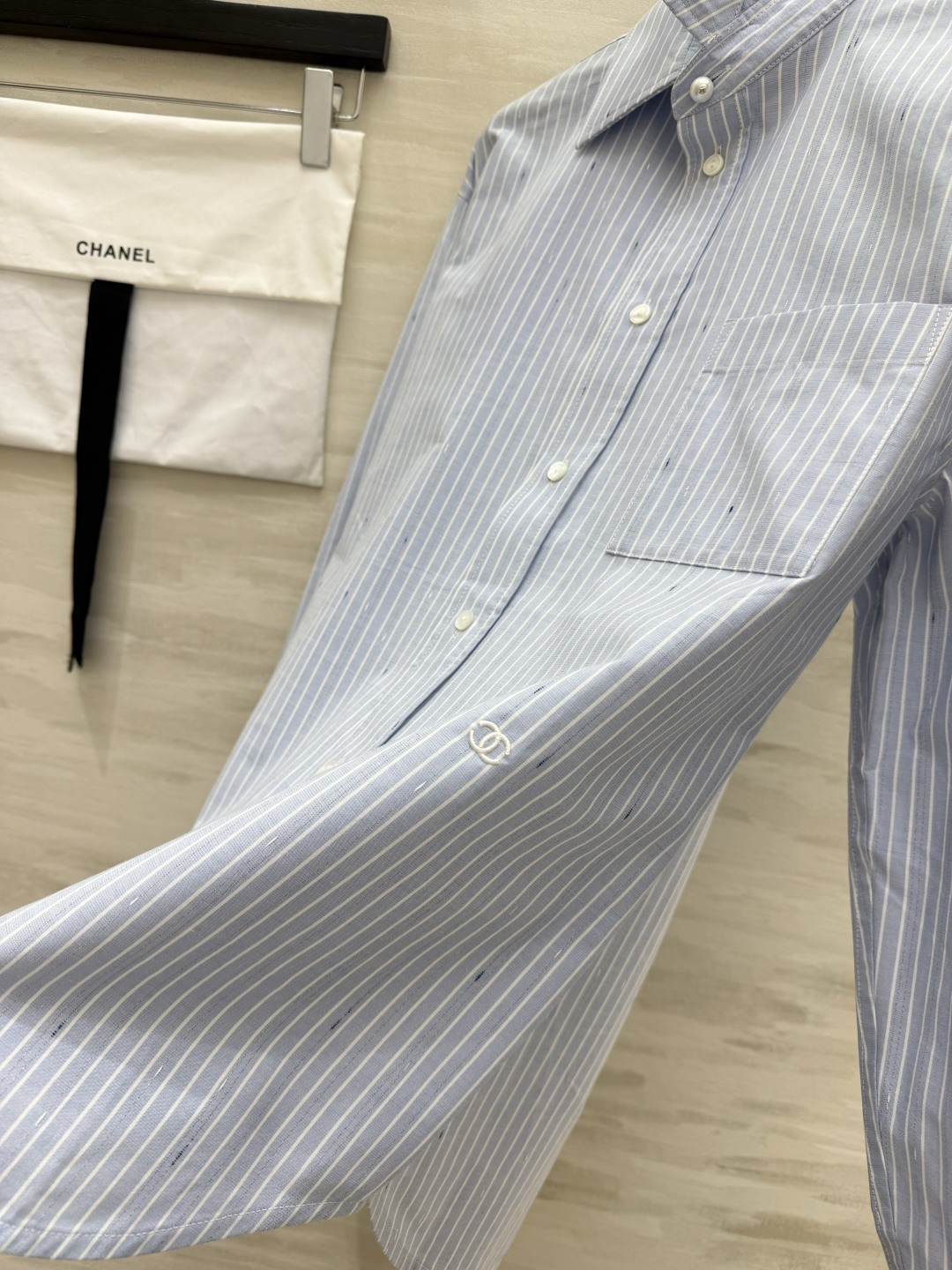 Chane♡²⁶💙浅蓝肌理条纹衬衫 特殊点状提花面料｜宽松落肩剪裁 低调小刺绣细节 可单穿可外搭日常百搭刚需款 高品质定