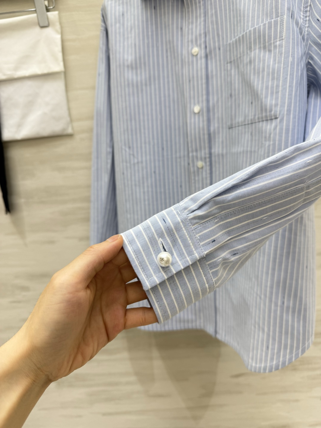 Chane♡²⁶💙浅蓝肌理条纹衬衫 特殊点状提花面料｜宽松落肩剪裁 低调小刺绣细节 可单穿可外搭日常百搭刚需款 高品质定