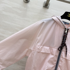 Prad♡²⁶樱花粉连帽外套💗温柔减龄的淡粉色 少女感恰到好处 复古波点撞色抽绳 细节自带精致感胸前经典三角小标 低调彰 Prad♡²⁶樱花粉连帽外套💗温柔减龄的淡粉色 少女感恰到好处 复古波点撞色抽绳 细节自带精致感胸前经典三角小标 低调彰