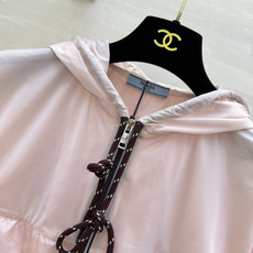Prad♡²⁶樱花粉连帽外套💗温柔减龄的淡粉色 少女感恰到好处 复古波点撞色抽绳 细节自带精致感胸前经典三角小标 低调彰 Prad♡²⁶樱花粉连帽外套💗温柔减龄的淡粉色 少女感恰到好处 复古波点撞色抽绳 细节自带精致感胸前经典三角小标 低调彰