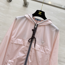 Prad♡²⁶樱花粉连帽外套💗温柔减龄的淡粉色 少女感恰到好处 复古波点撞色抽绳 细节自带精致感胸前经典三角小标 低调彰 Prad♡²⁶樱花粉连帽外套💗温柔减龄的淡粉色 少女感恰到好处 复古波点撞色抽绳 细节自带精致感胸前经典三角小标 低调彰