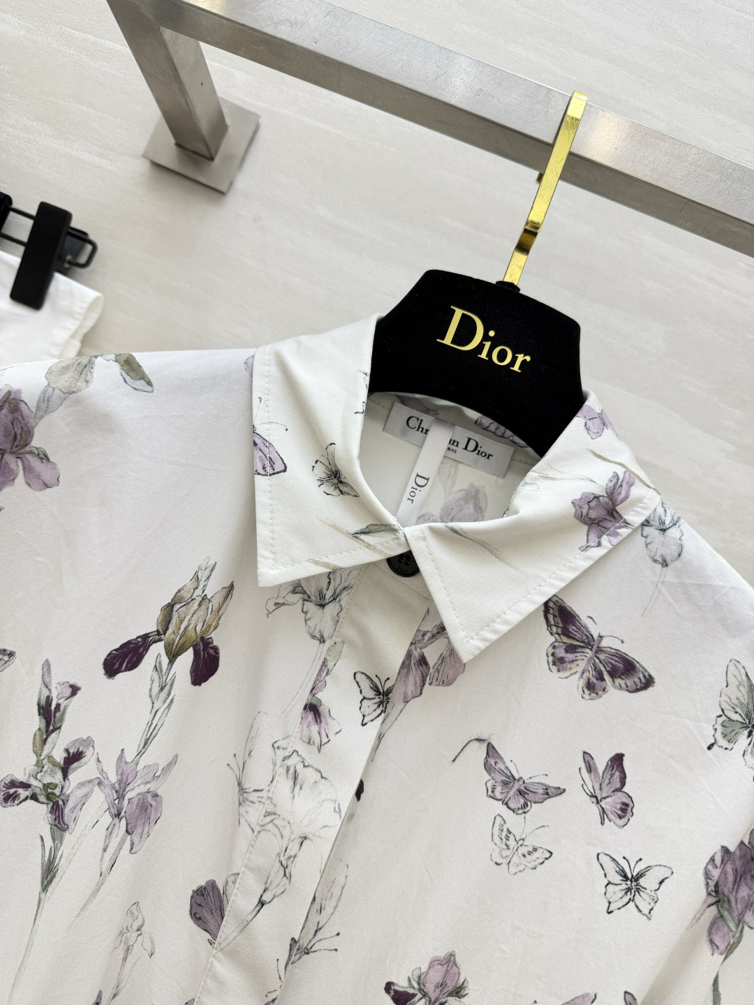 Dio♡²⁶紫鸢蝴蝶印花长款衬衫连衣裙💜淡雅鸢尾花搭配蝴蝶手绘印花 温柔充满诗意 利落小翻领 连肩短袖简约大气 配套同色