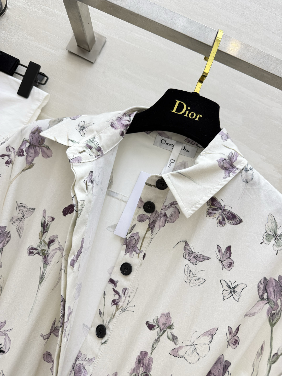 Dio♡²⁶紫鸢蝴蝶印花长款衬衫连衣裙💜淡雅鸢尾花搭配蝴蝶手绘印花 温柔充满诗意 利落小翻领 连肩短袖简约大气 配套同色