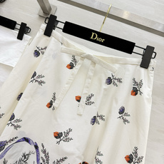 Dio♡²⁶复古花卉印花大摆半裙 油画感艺术花卉印花 色彩浓郁富有层次感 米白底色搭配热烈花束 下摆黑色撞色包边 经典点 Dio♡²⁶复古花卉印花大摆半裙 油画感艺术花卉印花 色彩浓郁富有层次感 米白底色搭配热烈花束 下摆黑色撞色包边 经典点