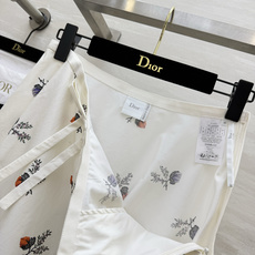 Dio♡²⁶复古花卉印花大摆半裙 油画感艺术花卉印花 色彩浓郁富有层次感 米白底色搭配热烈花束 下摆黑色撞色包边 经典点 Dio♡²⁶复古花卉印花大摆半裙 油画感艺术花卉印花 色彩浓郁富有层次感 米白底色搭配热烈花束 下摆黑色撞色包边 经典点