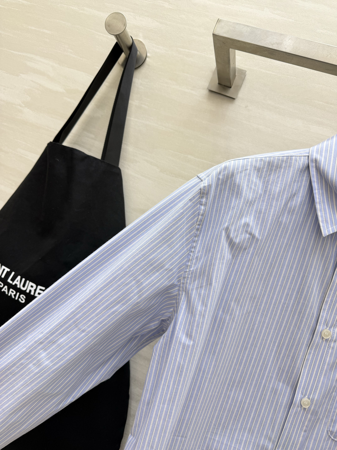 YSL²⁶蓝白细条纹长袖衬衫💙经典蓝白竖条纹 清爽干净自带松弛感 标准翻领剪裁 版型宽松随性不挑身形 胸口口袋精致小lo