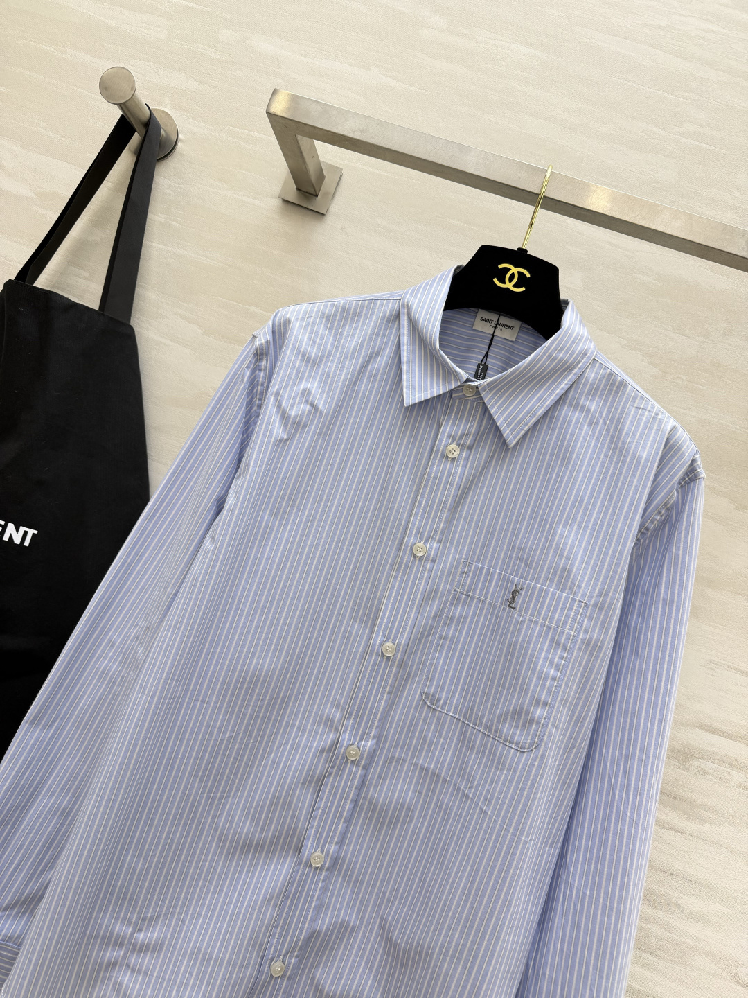 YSL²⁶蓝白细条纹长袖衬衫💙经典蓝白竖条纹 清爽干净自带松弛感 标准翻领剪裁 版型宽松随性不挑身形 胸口口袋精致小lo