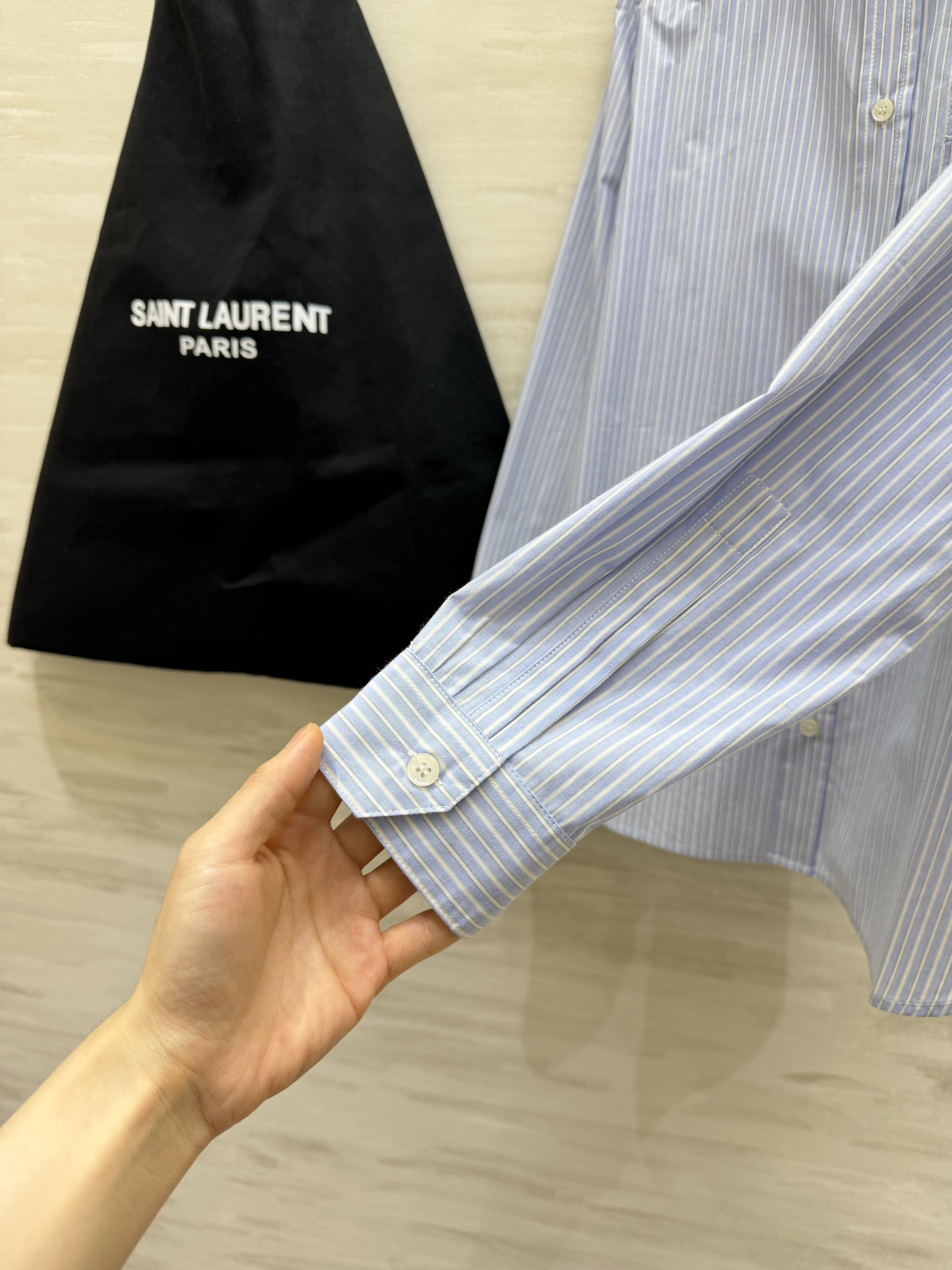 YSL²⁶蓝白细条纹长袖衬衫💙经典蓝白竖条纹 清爽干净自带松弛感 标准翻领剪裁 版型宽松随性不挑身形 胸口口袋精致小lo