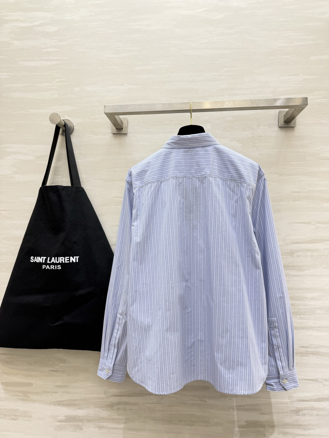 YSL²⁶蓝白细条纹长袖衬衫💙经典蓝白竖条纹 清爽干净自带松弛感 标准翻领剪裁 版型宽松随性不挑身形 胸口口袋精致小lo