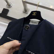 🤍Chane♡²⁶链条口袋马甲短裤套装|藏青/白两色 简约圆领无袖马甲 四袋设计搭配金属链条饰边小香标志性细节 低调精致 🤍Chane♡²⁶链条口袋马甲短裤套装|藏青/白两色 简约圆领无袖马甲 四袋设计搭配金属链条饰边小香标志性细节 低调精致