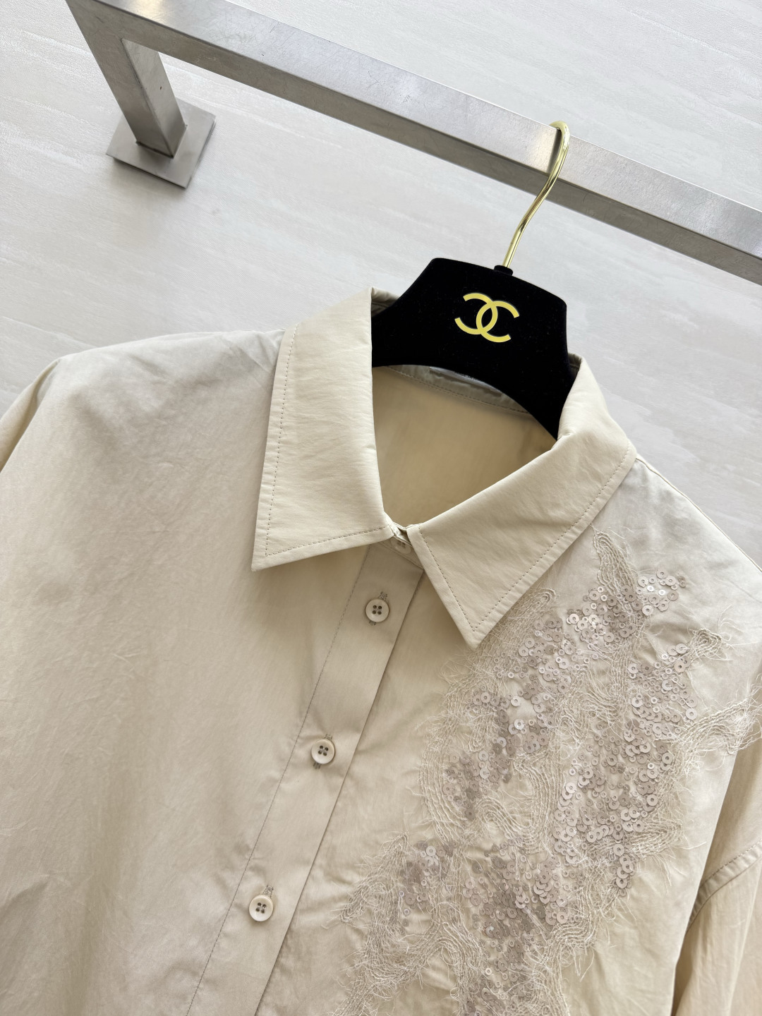 ▫️Brunello Cucinell♡²⁶刺绣衬衫 两色可选：米杏｜灰咖 胸前重工艺术刺绣 辨识度拉满 水洗柔感面料 