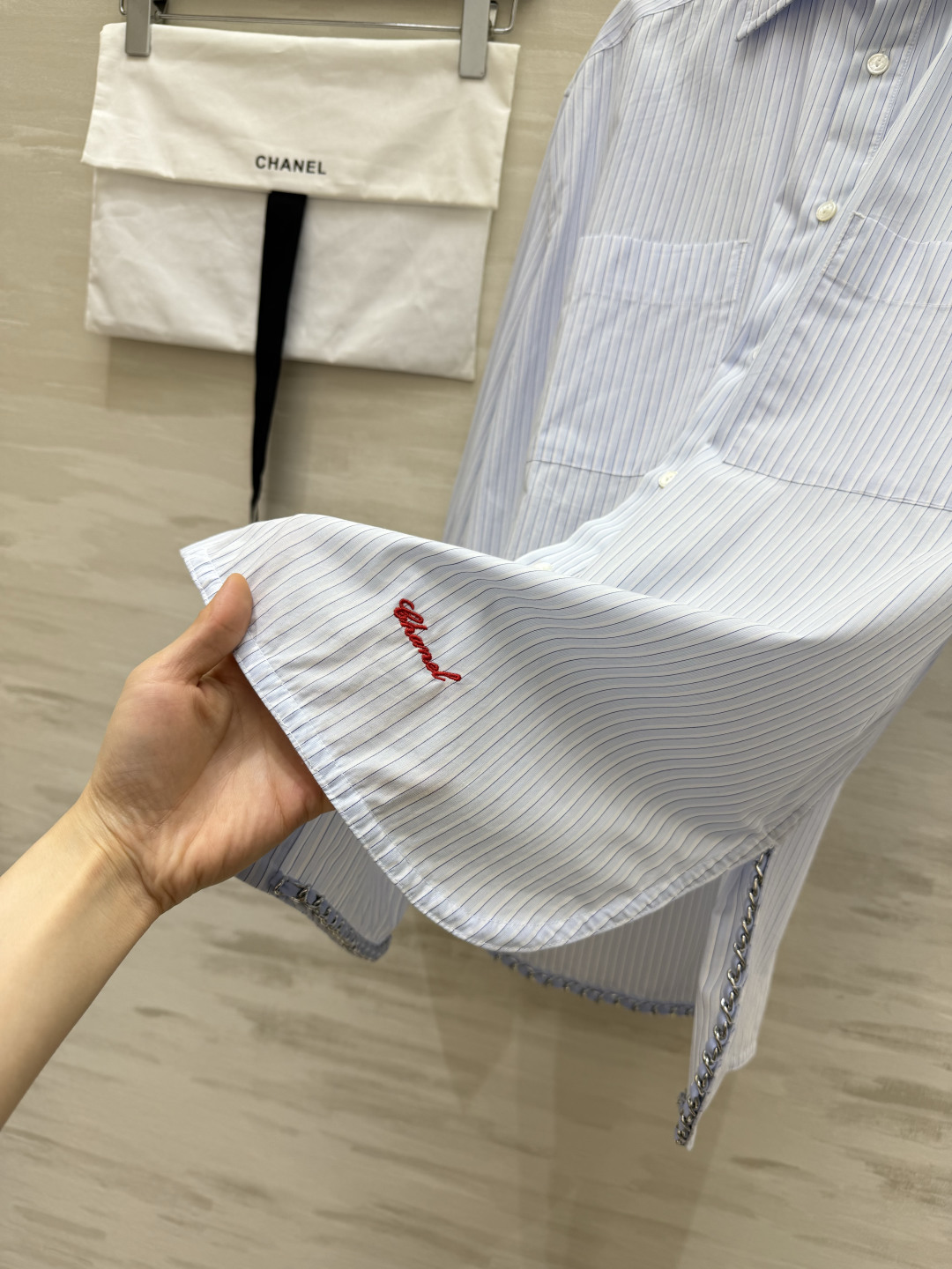 Chane♡²⁶蓝白条纹宽松长款衬衫 双口袋工装设计｜红色刺绣细节 慵懒廓形 单穿叠穿两相宜 高品质定制 现货首发siz