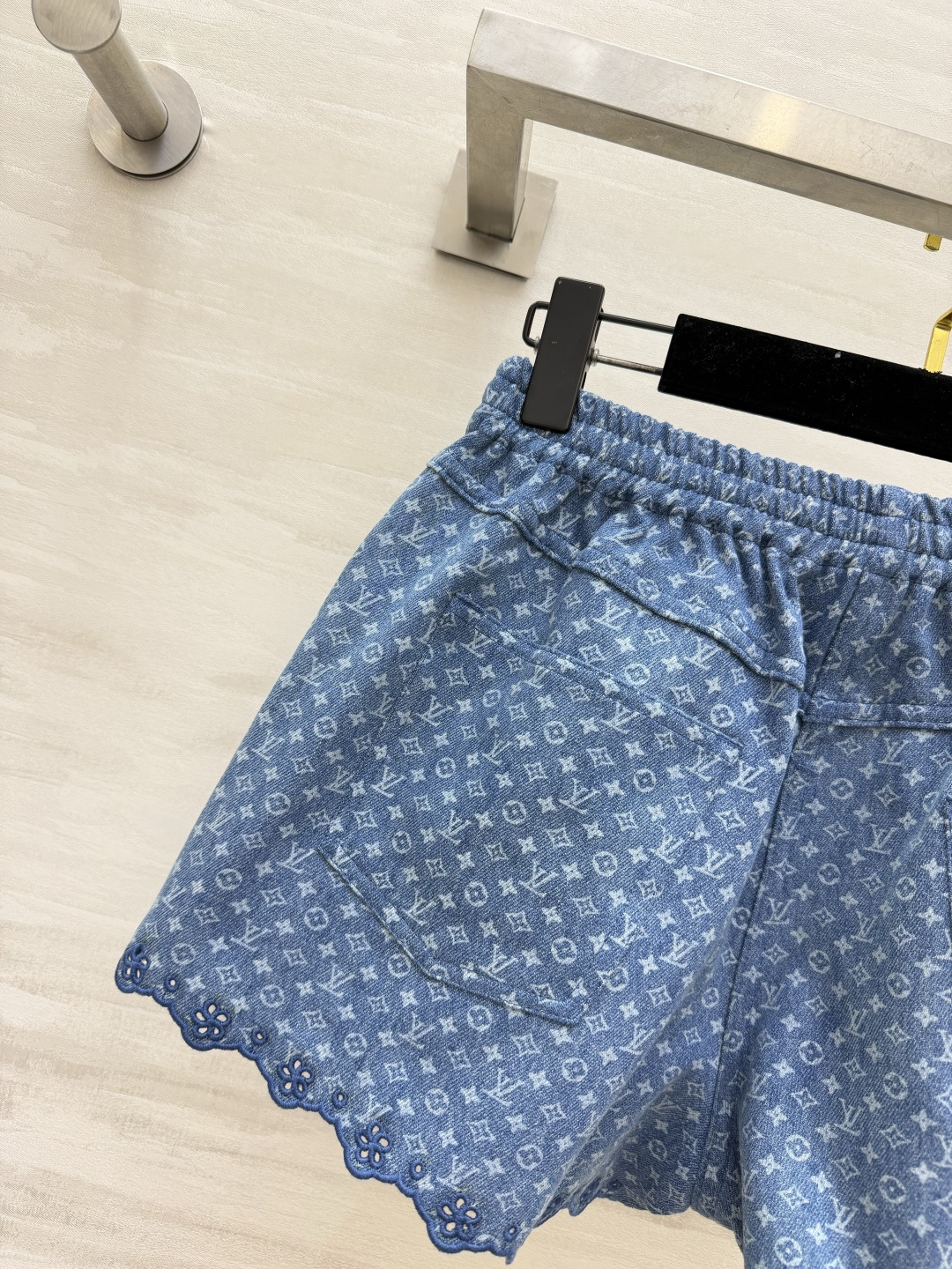 Lvvv²⁶💙老花提花牛仔短裤 水洗牛仔蓝｜满印暗纹提花 松紧腰 镂空花边裤脚 A字阔腿版型 藏肉显瘦 高品质定制 现货