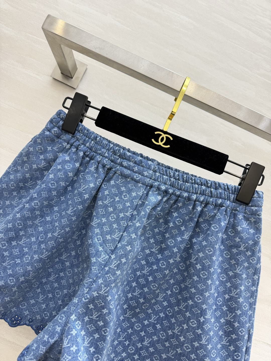 Lvvv²⁶💙老花提花牛仔短裤 水洗牛仔蓝｜满印暗纹提花 松紧腰 镂空花边裤脚 A字阔腿版型 藏肉显瘦 高品质定制 现货