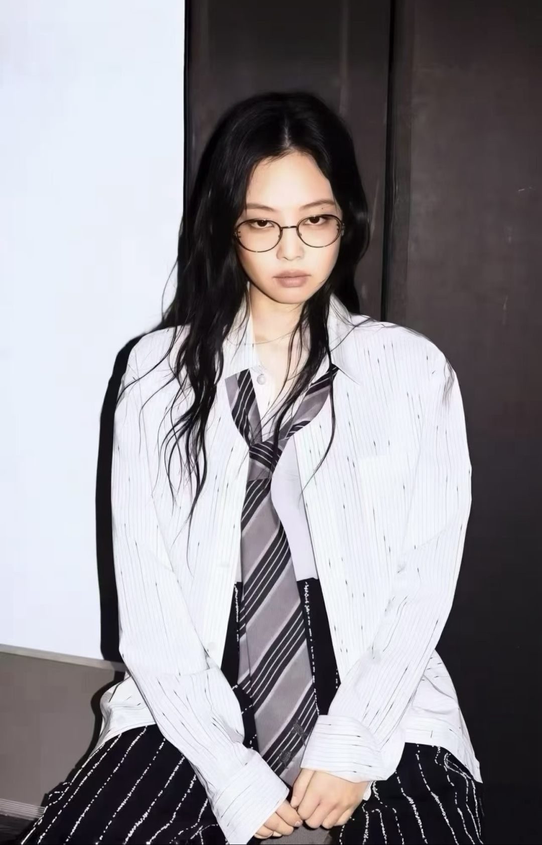 Chane♡²⁶灰调斜条纹✨小刺绣细节很精致👀配衬衫上身就是韩系清冷学姐风 随性又时髦！真丝质地！原版开发！高品质定制 