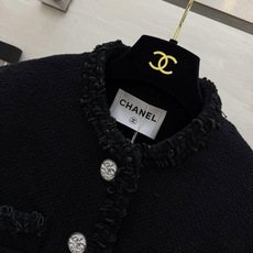 Chane♡²⁶经典黑粗花呢外套🖤纯黑粗花呢面料 肌理扎实耐看 自带沉稳高级感 圆领、口袋、下摆与袖口都做了同料毛边 随 Chane♡²⁶经典黑粗花呢外套🖤纯黑粗花呢面料 肌理扎实耐看 自带沉稳高级感 圆领、口袋、下摆与袖口都做了同料毛边 随