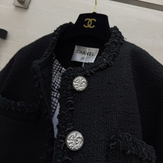 Chane♡²⁶经典黑粗花呢外套🖤纯黑粗花呢面料 肌理扎实耐看 自带沉稳高级感 圆领、口袋、下摆与袖口都做了同料毛边 随 Chane♡²⁶经典黑粗花呢外套🖤纯黑粗花呢面料 肌理扎实耐看 自带沉稳高级感 圆领、口袋、下摆与袖口都做了同料毛边 随