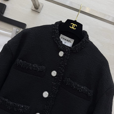 Chane♡²⁶经典黑粗花呢外套🖤纯黑粗花呢面料 肌理扎实耐看 自带沉稳高级感 圆领、口袋、下摆与袖口都做了同料毛边 随 Chane♡²⁶经典黑粗花呢外套🖤纯黑粗花呢面料 肌理扎实耐看 自带沉稳高级感 圆领、口袋、下摆与袖口都做了同料毛边 随