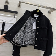 Chane♡²⁶经典黑粗花呢外套🖤纯黑粗花呢面料 肌理扎实耐看 自带沉稳高级感 圆领、口袋、下摆与袖口都做了同料毛边 随 Chane♡²⁶经典黑粗花呢外套🖤纯黑粗花呢面料 肌理扎实耐看 自带沉稳高级感 圆领、口袋、下摆与袖口都做了同料毛边 随