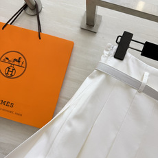 Herme♡²⁶三色百褶中裙|利落优雅 日常通勤皆可✨白/灰/黑经典三色可选 自带配套同色腰带 金属锁扣精致点睛 轻松勾 Herme♡²⁶三色百褶中裙|利落优雅 日常通勤皆可✨白/灰/黑经典三色可选 自带配套同色腰带 金属锁扣精致点睛 轻松勾