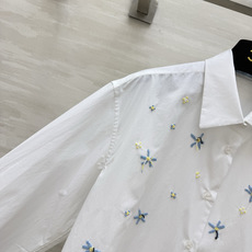 Prad♡²⁶重工刺绣花卉白衬衫🤍经典利落的白衬衫版型 宽松Oversize落肩剪裁 不挑身形!衣身点缀手工感立体花朵刺 Prad♡²⁶重工刺绣花卉白衬衫🤍经典利落的白衬衫版型 宽松Oversize落肩剪裁 不挑身形!衣身点缀手工感立体花朵刺