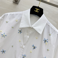 Prad♡²⁶重工刺绣花卉白衬衫🤍经典利落的白衬衫版型 宽松Oversize落肩剪裁 不挑身形!衣身点缀手工感立体花朵刺 Prad♡²⁶重工刺绣花卉白衬衫🤍经典利落的白衬衫版型 宽松Oversize落肩剪裁 不挑身形!衣身点缀手工感立体花朵刺