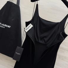 ꫛꫀꪝ今日新品🌟 🛒品牌:YSL²⁶新品 🖤:“𝑀𝑎𝑡𝑐ℎ𝑚𝑎𝑘𝑒𝑟 • 丝绒裙 ———『吊带裙』 ꫛꫀꪝ今日新品🌟 🛒品牌:YSL²⁶新品 🖤:“𝑀𝑎𝑡𝑐ℎ𝑚𝑎𝑘𝑒𝑟 • 丝绒裙 ———『吊带裙』