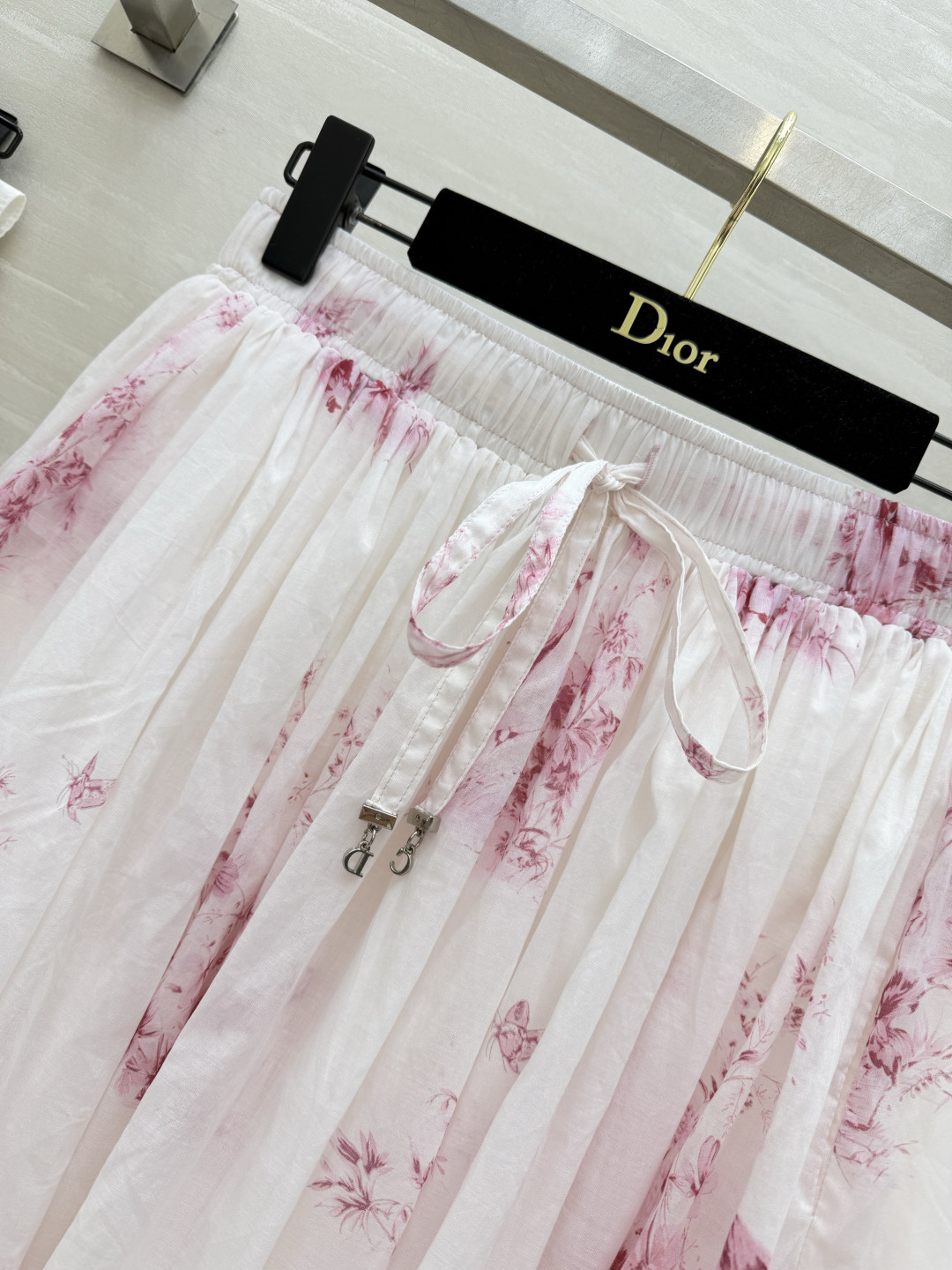 Dio♡²⁶茹伊粉花印花半身长裙 经典茹伊水墨花卉印花 粉调晕染温柔又浪漫 腰头抽绳松紧设计 不挑腰围 穿脱自在 大伞裙