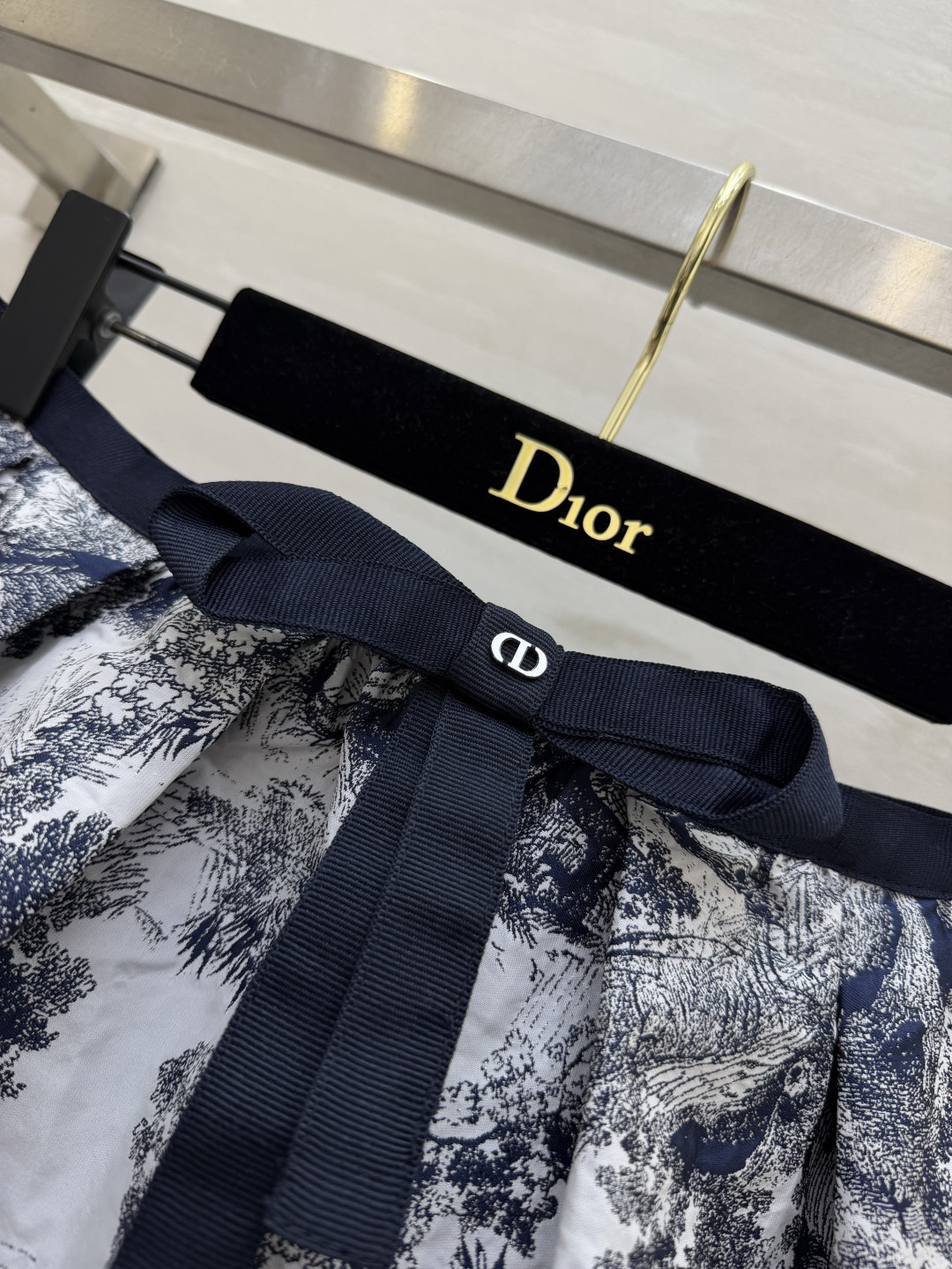 Dio♡²⁶经典茹伊印花蓬蓬短裙💙标志性丛林动物素描印花 复古艺术感拉满 藏青缎面蝴蝶结搭配品牌金属徽标 精致细节拉满 