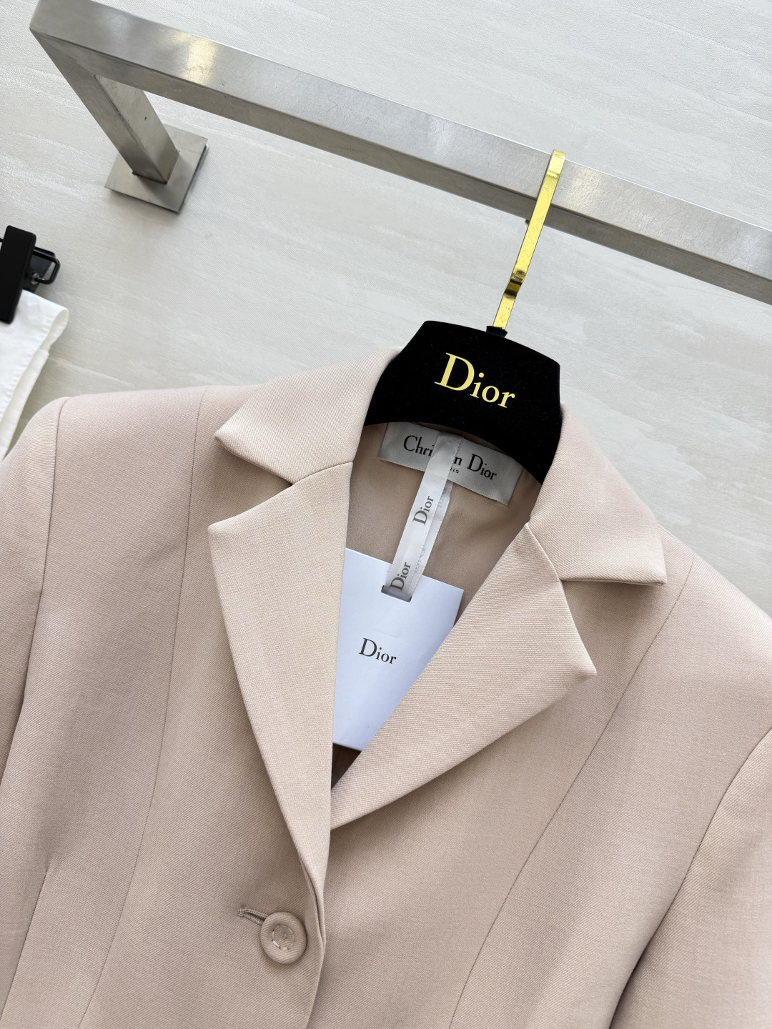 DIO♡²⁶丝毛西装外套 丝毛面料自带柔光质感 剪裁利落收腰 一件撑起所有需要得体的场合 低调又显贵。高品质定制 现货首
